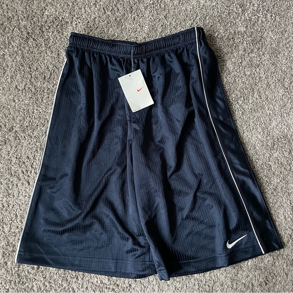 🏀🏀NWT🏀🏀 Nike Boys basketball shorts size L